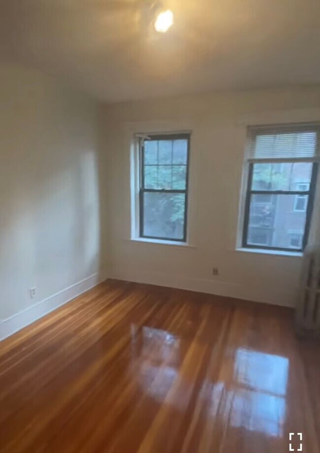 Building Photo - 3-bed w/ H+HW on GL-B