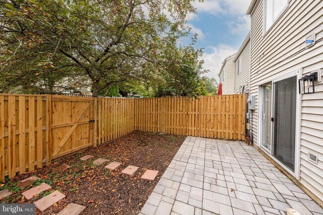 Building Photo - 6320 Lightburn Ct
