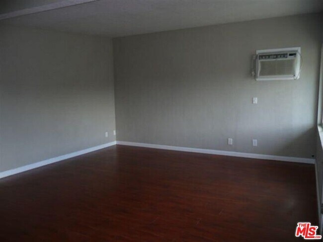 Building Photo - 310 N Cherry St