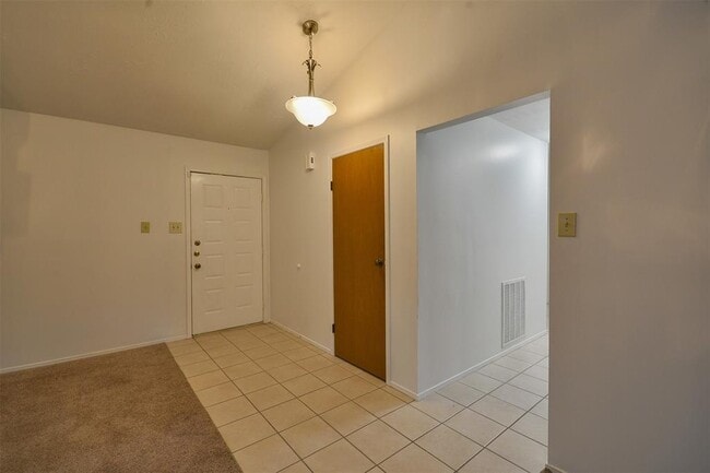 Building Photo - 3210 River Valley Dr