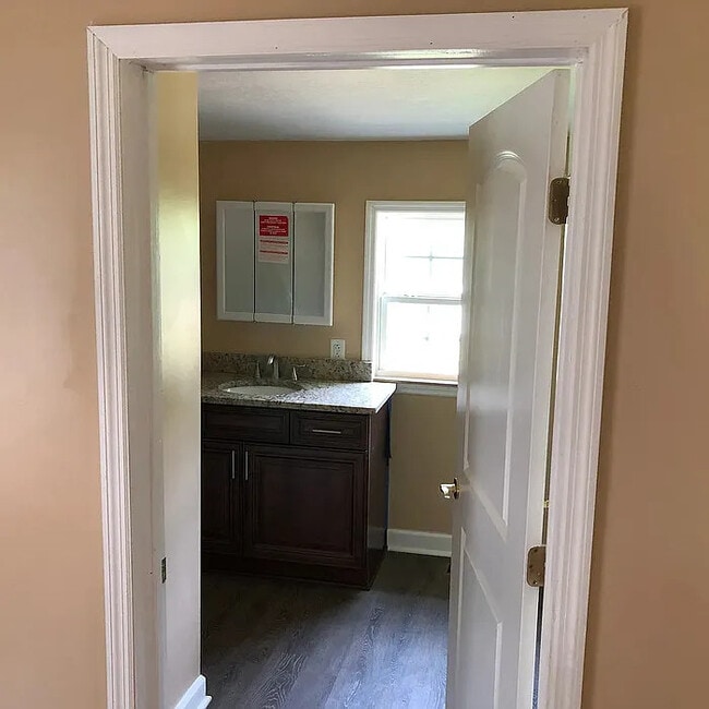 Building Photo - 4 Bedroom 3 Bathroom