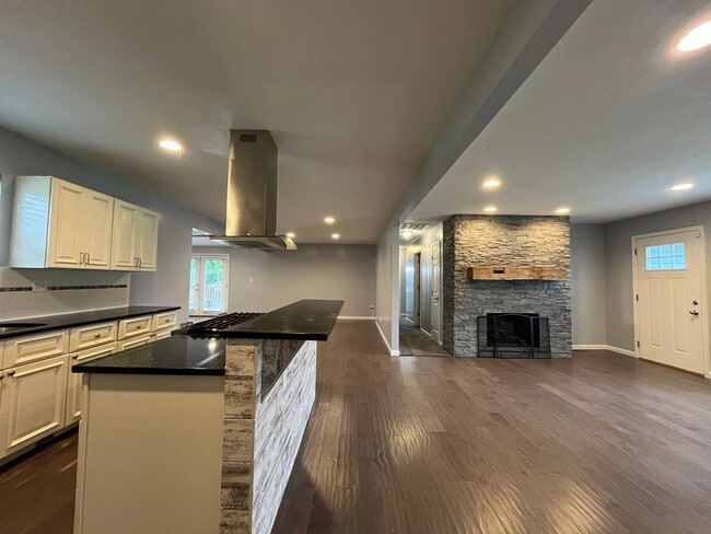 Building Photo - Beautiful home, rural setting but close to...