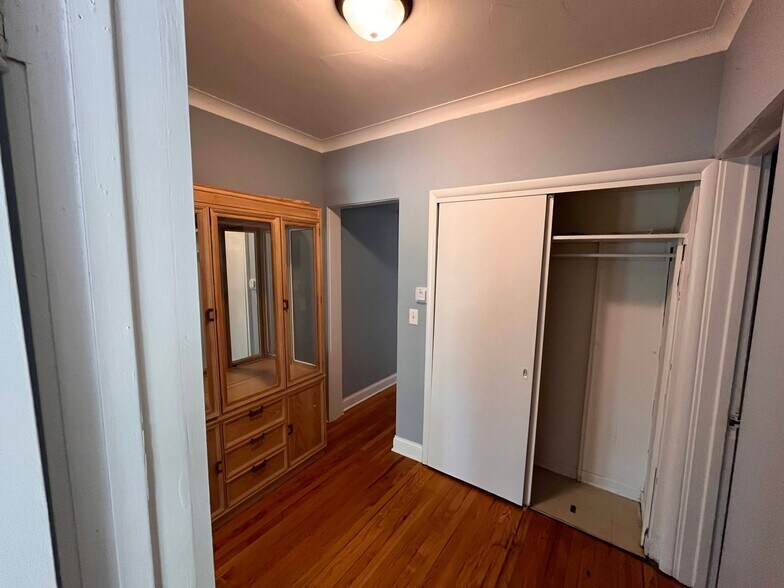 Building Photo - 5347-5353 W Belle Plaine Ave