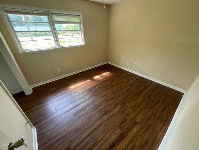 Building Photo - 223 S Edgewood Dr