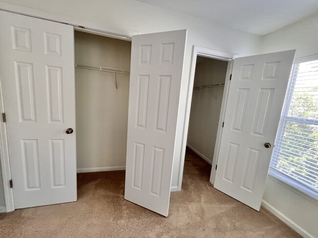Building Photo - 302 Cherry Way