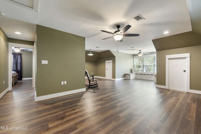 Building Photo - Spacious 5 bed, 4 bath home sits right ins...