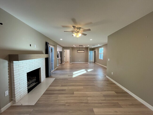 Building Photo - Upgraded Woodland Hills 2+2.5 plus 2 bonus rooms and Studio Guest House with kitchen and full bath!!