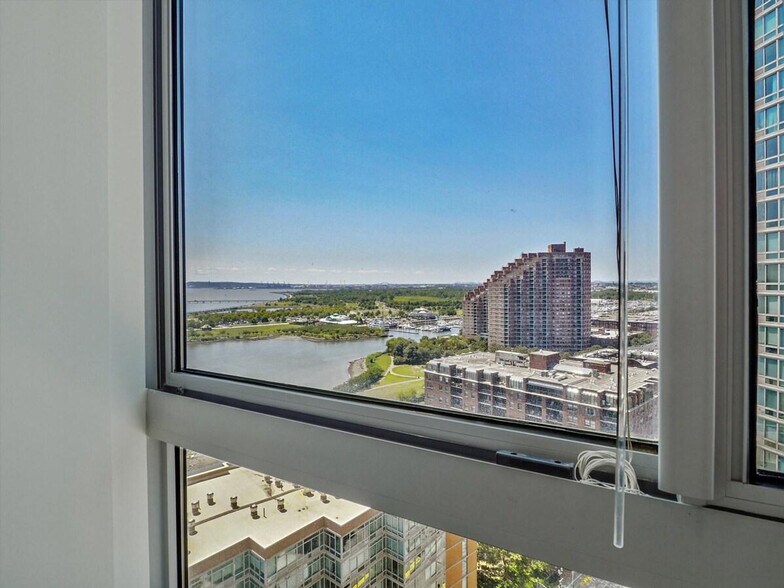 Building Photo - 33 Hudson St