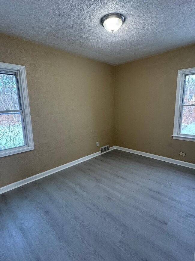 Building Photo - 9400 Lakepointe St