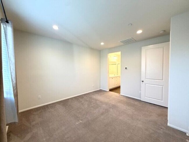 Building Photo - Luxury Townhome for Lease in Rancho Cucamonga