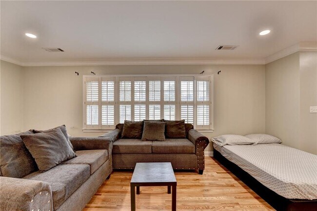 Building Photo - 8 Highland Ln