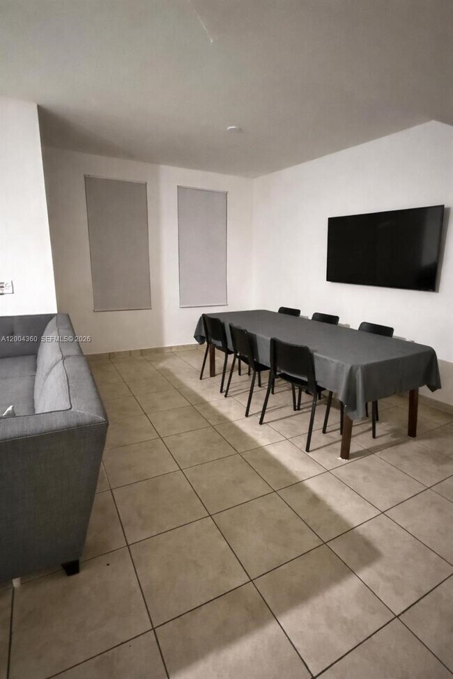 Building Photo - 8999 NW 107 Ct