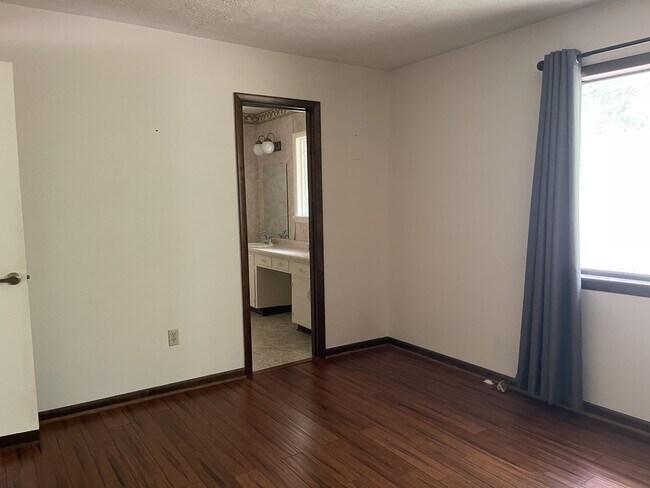 Building Photo - 170 Longview Dr