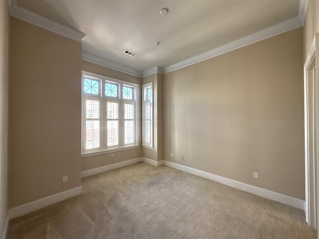 Building Photo - Lovely Condo in Tranquil Court