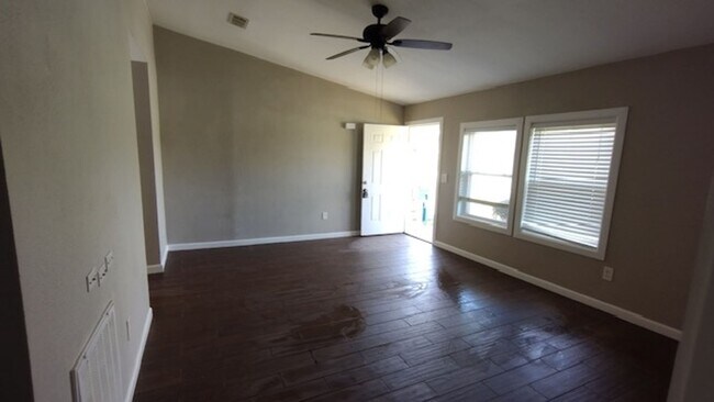 Building Photo - 933 Meadowlark Circle