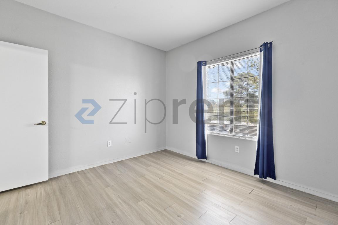 Building Photo - Unit