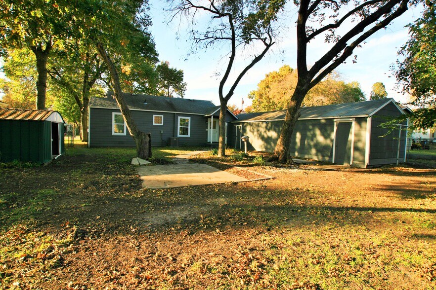 Back of the house and garage - 404 Briggs St