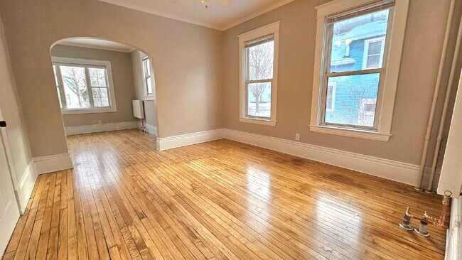 Building Photo - 3-Bed 1.5 bath Home on Payne Avenue with Spacious 2310 Sq Ft Layout – Ideal Saint Paul Living!"