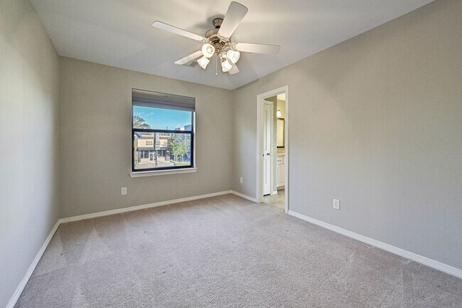 Building Photo - Charming 3-Bedroom Home with Modern Amenit...