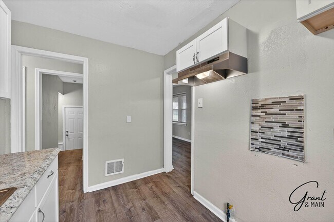 Building Photo - $1275 3 bedroom bungalow