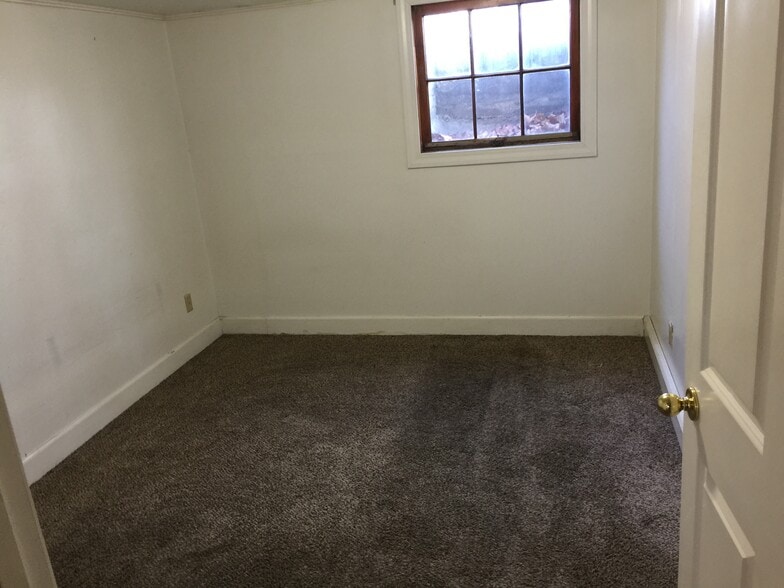 Bedroom - 903 W Rossi St