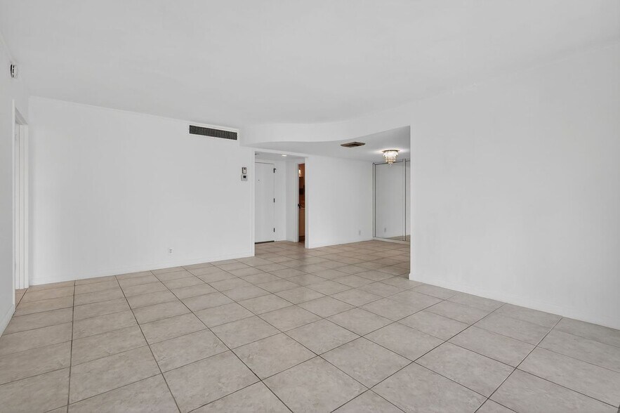Building Photo - 100 Golden Isles Dr