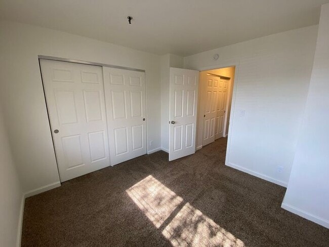 Building Photo - 2 Bedroom Townhouse - Garage/Washer-Dryer ...