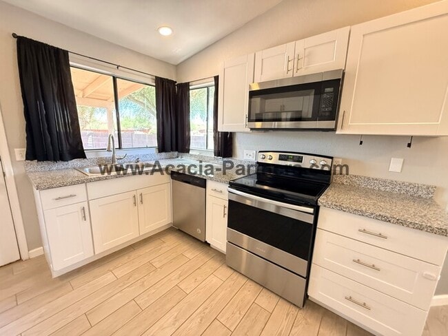 Building Photo - Three bedroom home with spacious great room