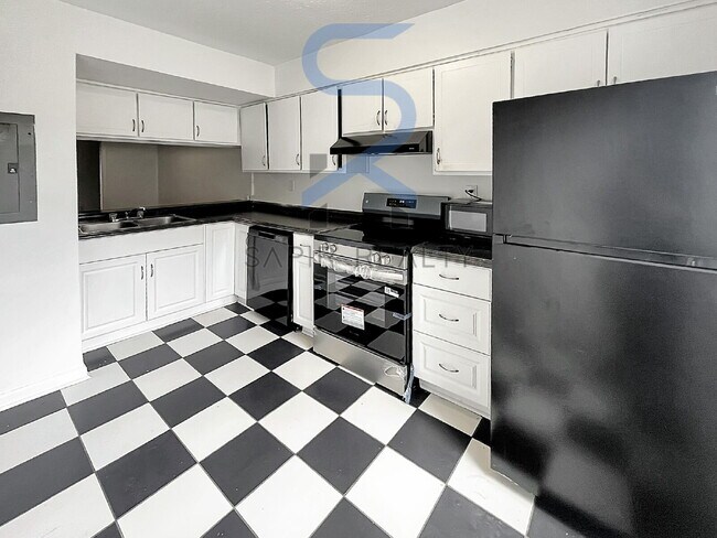 Building Photo - Move in before November 15th and choose yo...