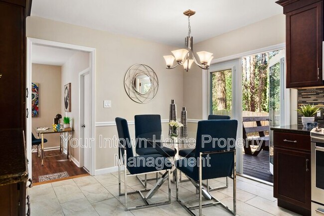 Building Photo - 2883 Fantasy Ln