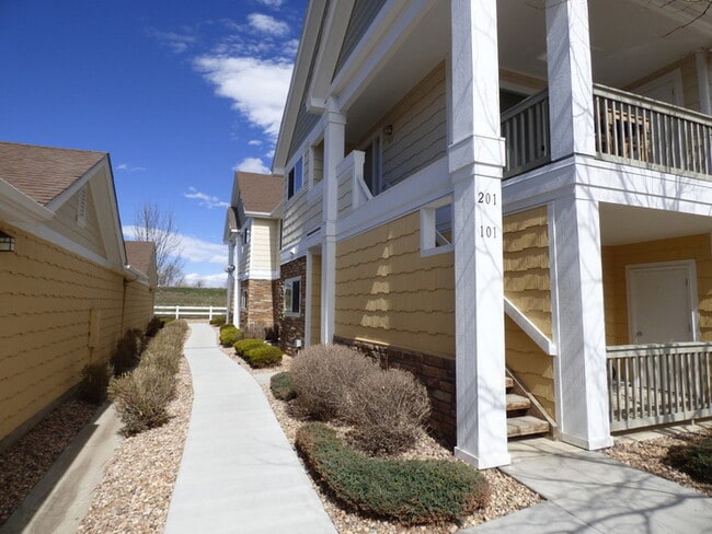 Building Photo - MUST SEE 2 Bed/2 Bath Condo in the Lakeshore at Centerra!