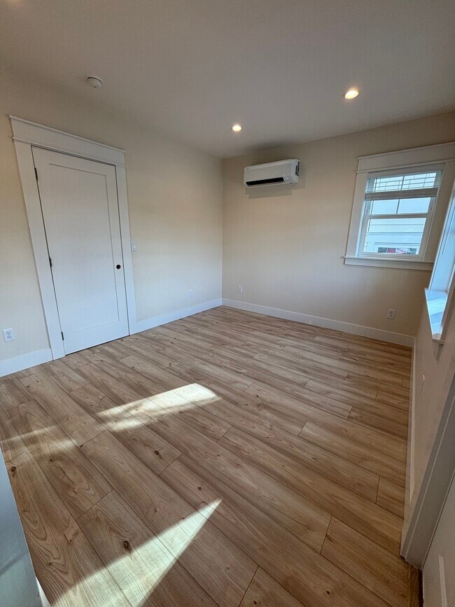 Building Photo - 480 SE Reed Market Rd