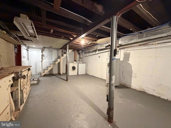 Building Photo - 731 E 4th St