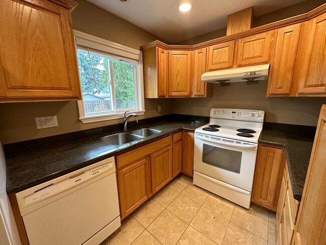 Building Photo - Perfect 4 Bed 2 Bath w/ Finished Basement ...