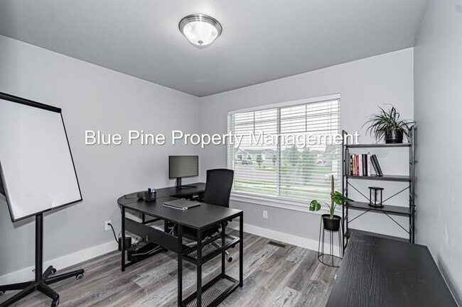 Building Photo - 3002 Sandy Dr