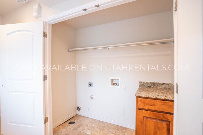 Building Photo - 698 1600 S