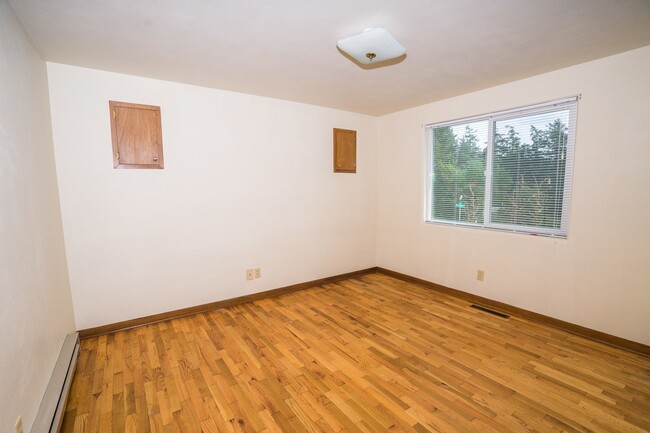 Building Photo - Over-sized 2 Bedroom Home Near Penn Cove!