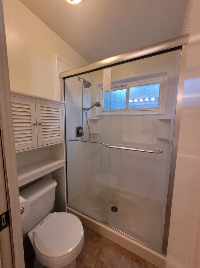 Building Photo - Beautiful home with wood floors