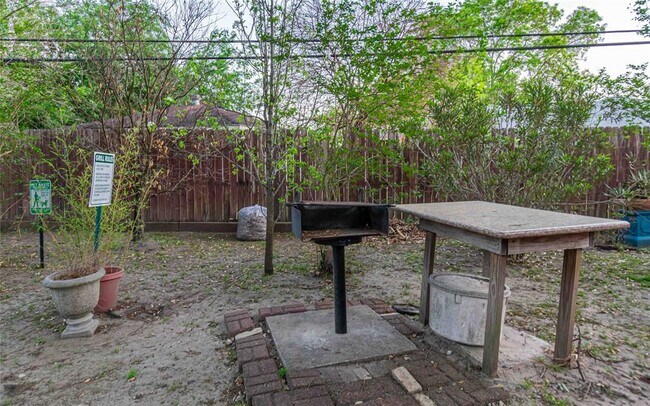 Building Photo - 8110 Albacore Dr
