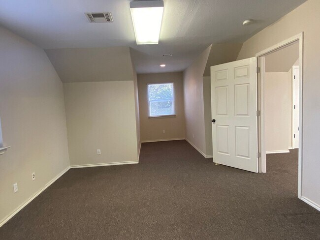 Building Photo - 3 BEDROOM, NEAR SCOTT AND WHITE