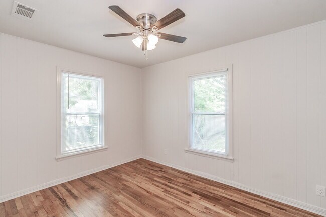 Building Photo - Beautiful home in a great location