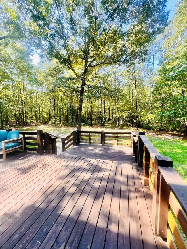Building Photo - Tucked Away 3 Bedroom Gem on Private Road ...