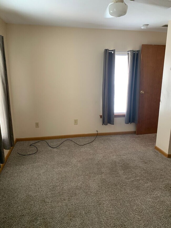 Building Photo - 3 bedroom, 2 bath house