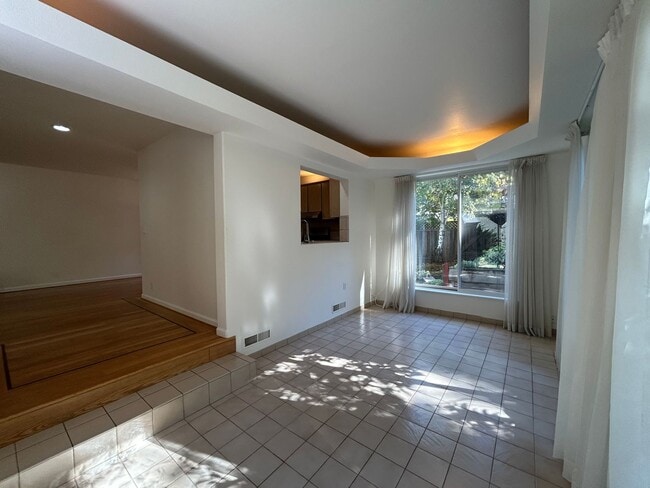 Building Photo - 2 Bed, 2.5 Bath Walnut Creek Home – Peacef...