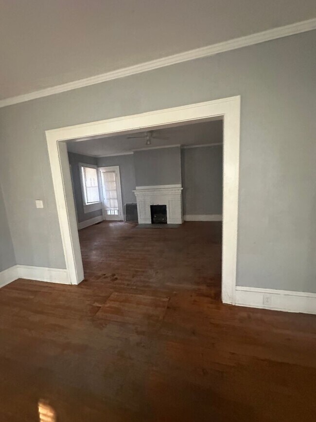 Building Photo - Huge 3 bedroom 2 bath private on a corner lot