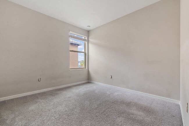 Building Photo - "Spacious 5-Bedroom Retreat in Tampa with 2.5 Baths and 2,215 Sq Ft of Comfort!"