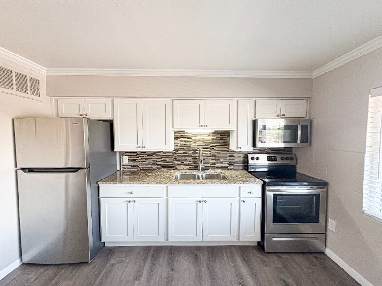 Building Photo - 1110 E Highland Ave