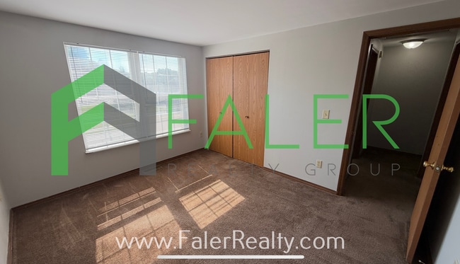 Building Photo - 2 Bed, 1.5 Bath Townhome