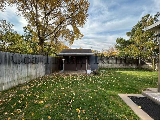 Building Photo - Duplex in Willowesque neighborhood