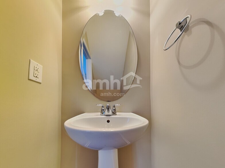 Building Photo - 100 Pearson Pl